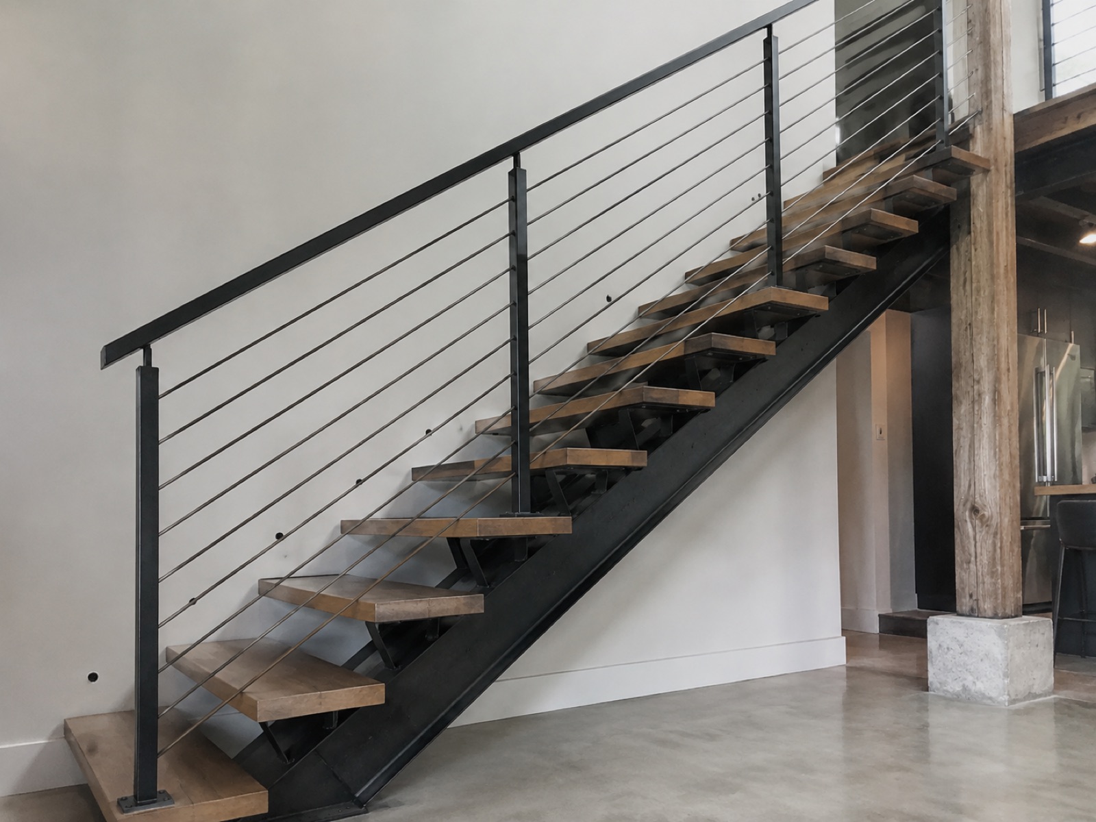 Steel stair stringer with tensioned stainless cable infill